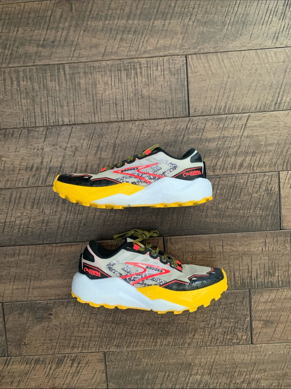 Brooks Womens Trail Sneakers in White, Yellow & Black